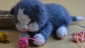 Котенок вязаный спицами