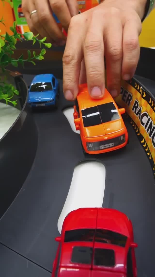 Друзья не бросают: тоботы превращаются в гиганта!🤖 #игрушкидлядетей #машинкидлядетей #трансформеры смотреть онлайн