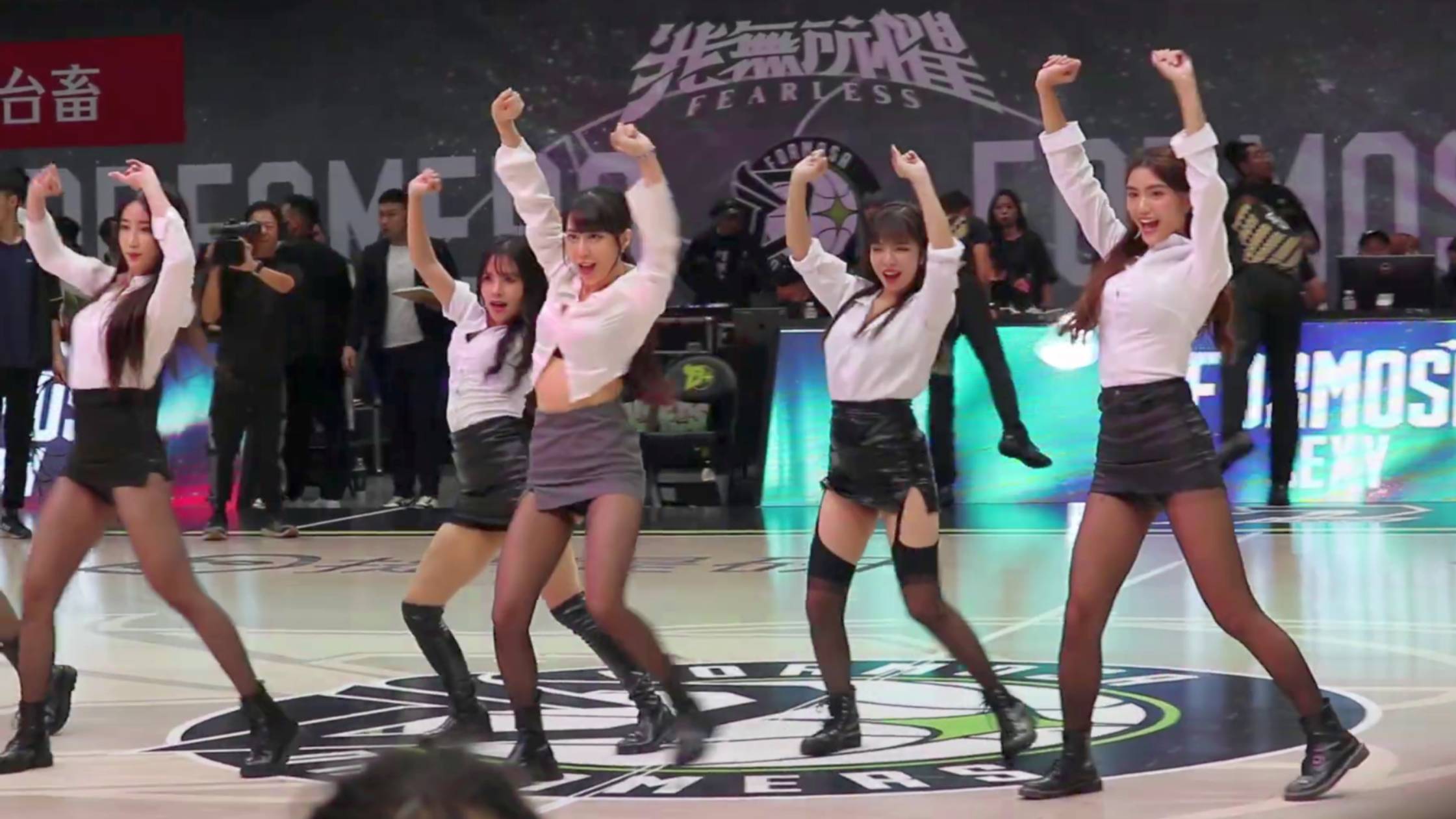 Чирлидерши "Formosa Sexy" в перерыве между таймами смотреть онлайн