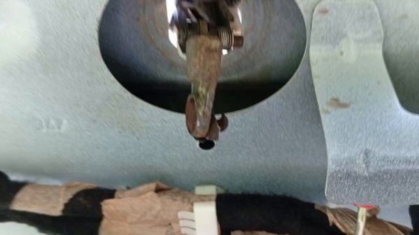 Замена личинки багажника Рено Дастер 2