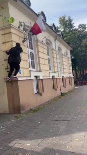 В Польше срывают украинские флаги!