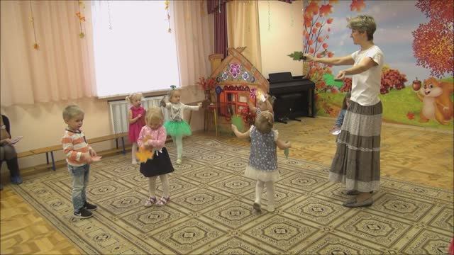 Танец с осенними листочками смотреть онлайн