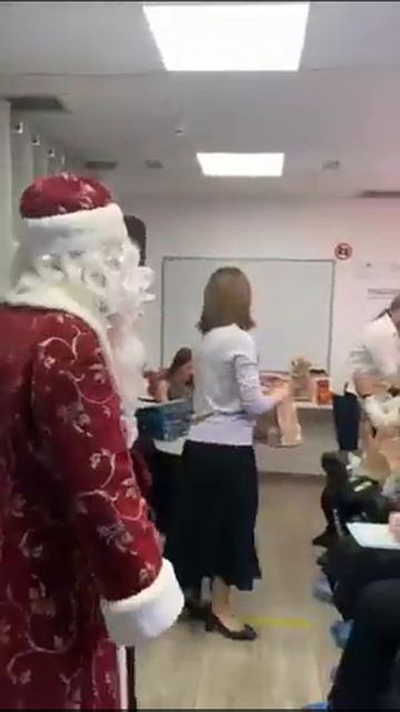 Дед Мороз в Первом Профессиональном Институте Эстетики смотреть онлайн