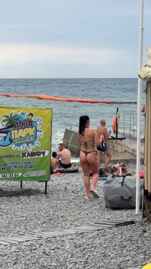 Приехала девушка на море, сама не отдохнула и другим не дала.