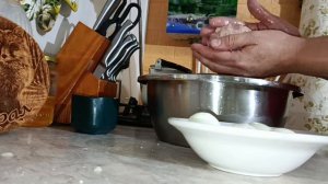 ГОТОВЛЮ ЗРАЗЫ, КОТЛЕТЫ/МУЖ ПОМОГАЕТ Я ДЕЛАЮ ПОДЕЛКУ.