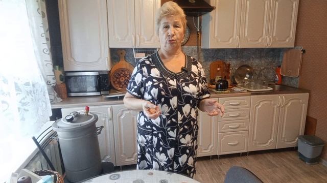 Убираю морковь, мариную опята. смотреть онлайн