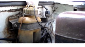 Одна из причин вытекания тормозной жидкости в сцеплении.