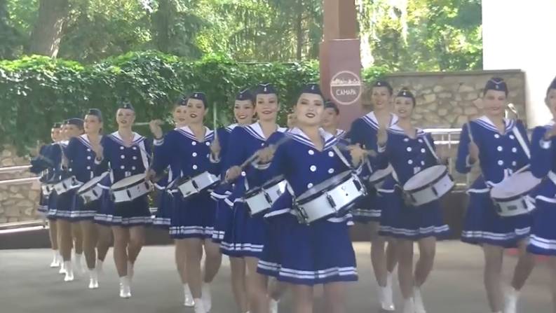 Парад-дефиле мажореток-барабанщиц группы "Держава". смотреть онлайн