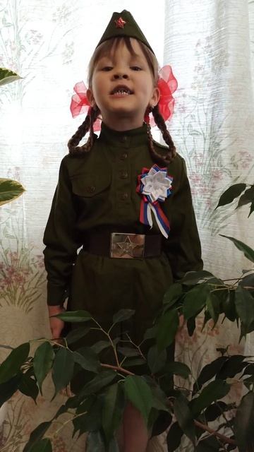 Шубенкова Дарина читает стихотворение А.Суркова "Красоту,что дарит нам природа..." смотреть онлайн