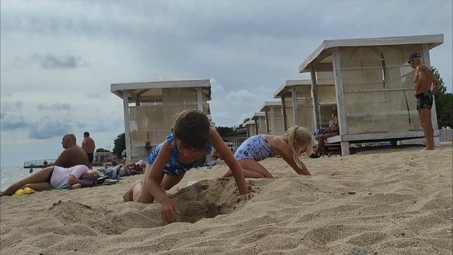 Девочки и море