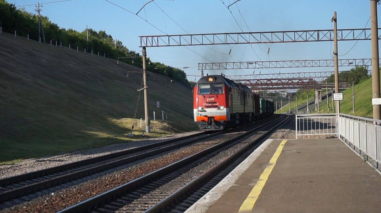 Тепловоз 2ТЭ25КМ-0195 на подъёме с приветливой бригадой. смотреть онлайн