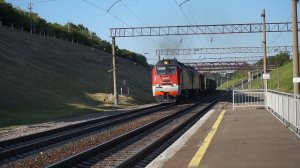 Тепловоз 2ТЭ25КМ-0195 на подъёме с приветливой бригадой.