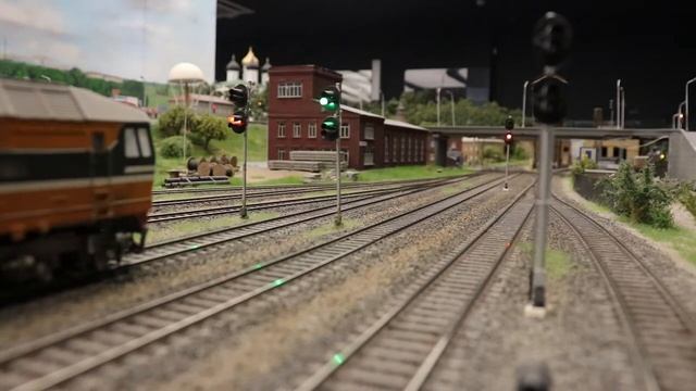 Видео поезда РЖД по дорогам музея Царь-Макет смотреть онлайн