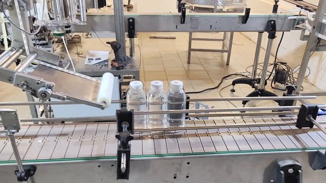 Наклеивание этикетки c куар кодом на бутылку - EtiKon.ru смотреть онлайн