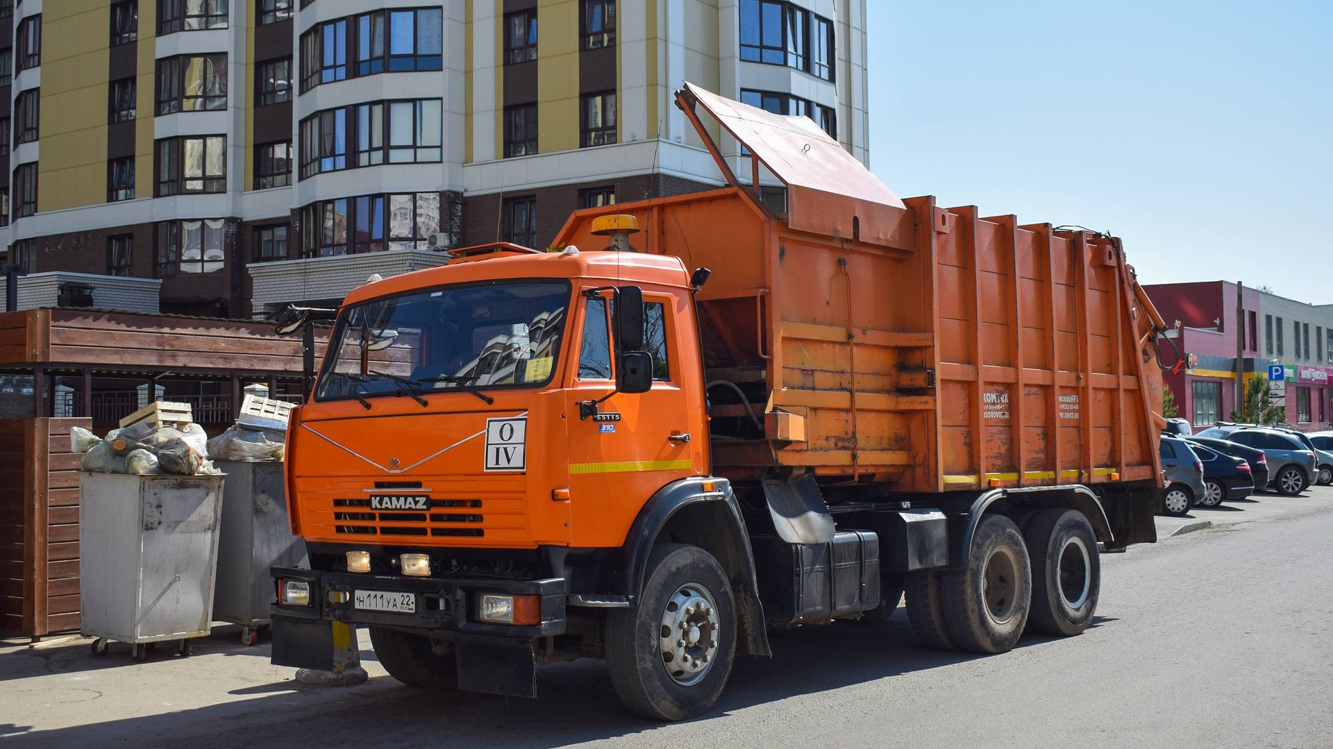 Мусоровоз МКМ-4705-01 (МК-4453-07) на шасси КамАЗ-65115-62 (Н 111 УА 22) / Kamaz garbage truck. смотреть онлайн
