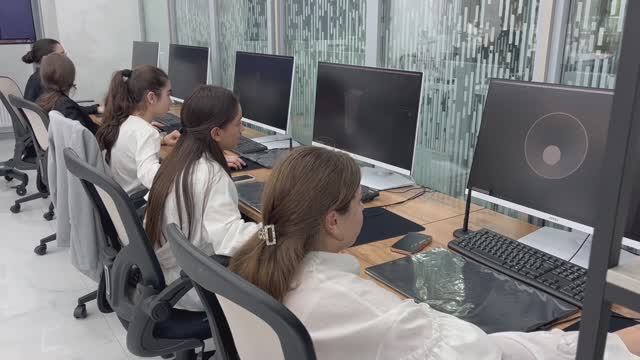 18-09-2025 г. 1 сентября свои двери распахнула Школа креативных индустрий смотреть онлайн