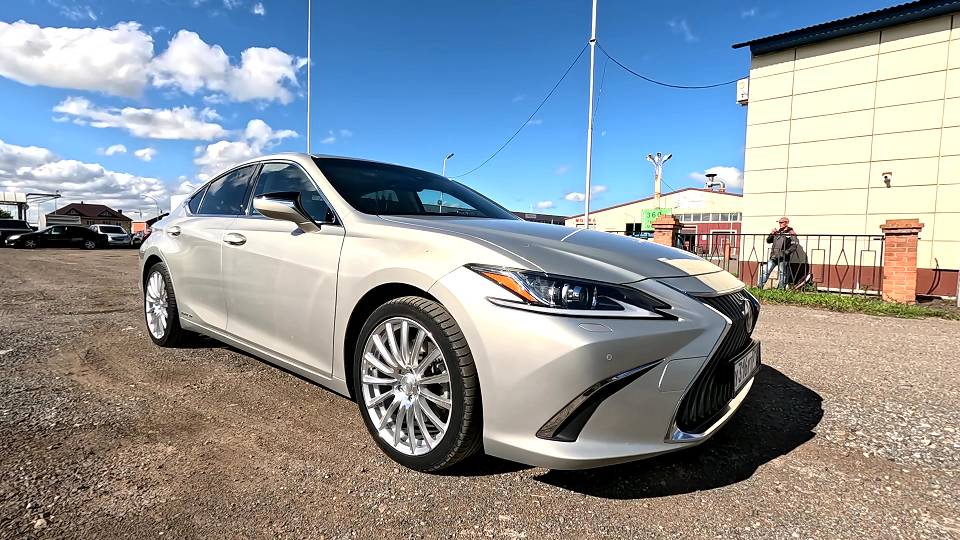 2019 LEXUS ES300h ЭТАЛОННЫЙ ГИБРИД