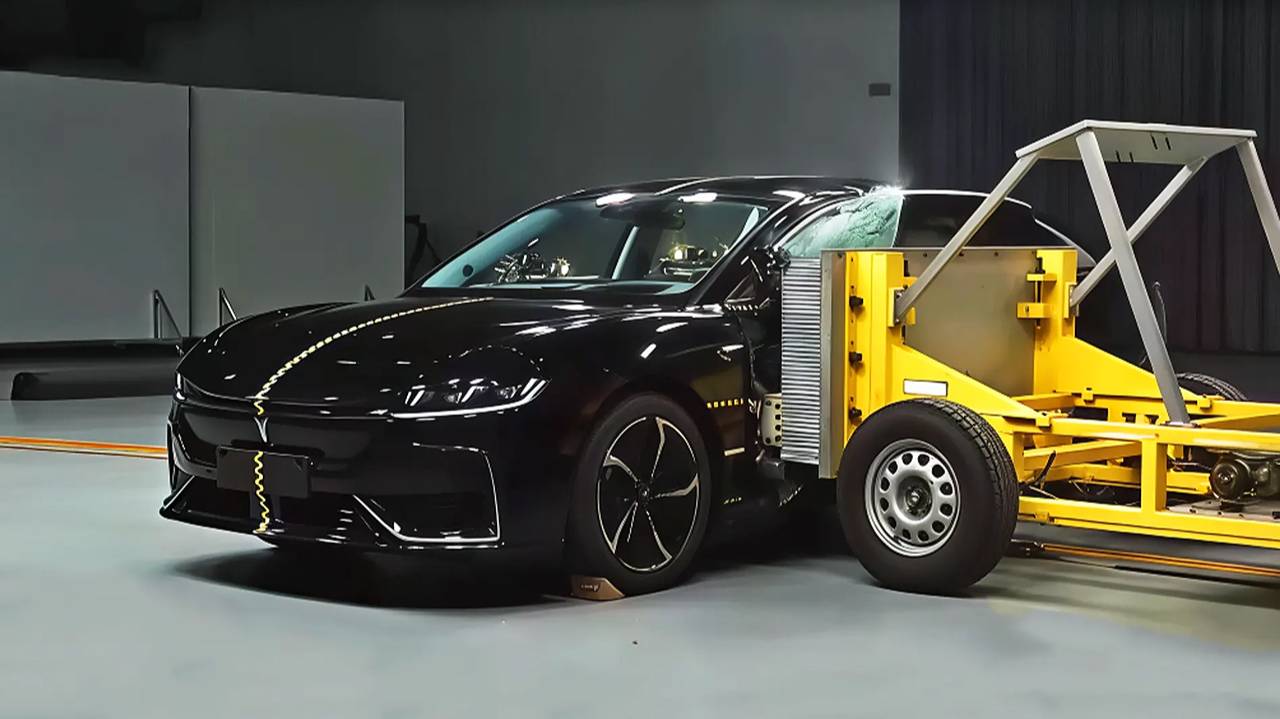 Краш-тест нового Voyah Passion от C-IASI на CarMaps.Ru смотреть онлайн