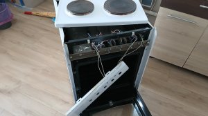 Показывают как разобрать электрическую плиту Flama