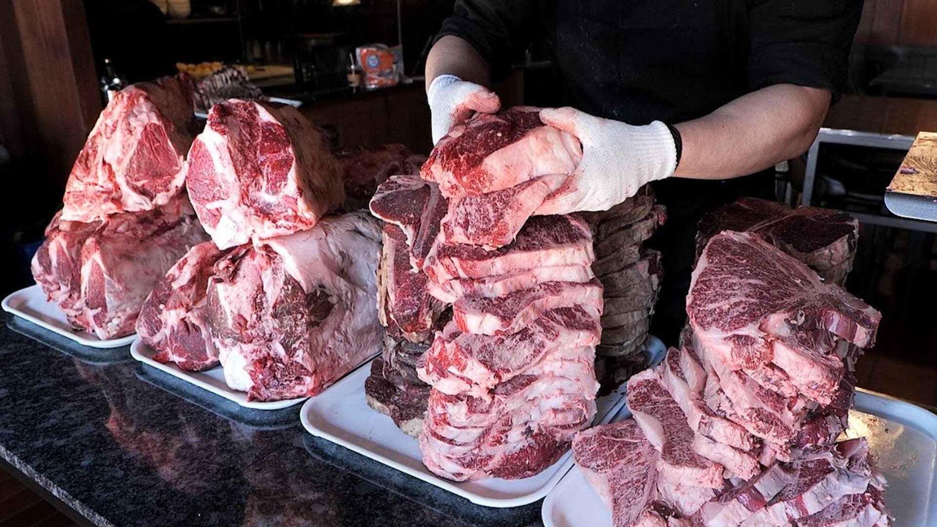 Разделываем цельное мясо! Премиальный корейский стейк Ти-бон из говядины. Корейский стейк-ресторан смотреть онлайн