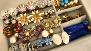 204. Распаковка лота с клипсами - Vogue, Richelieu, W.Germany, Coro, Sarah Coventry и другие