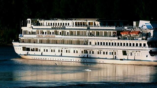 теплоход "Генерал Лавриненков" уходит из Углича