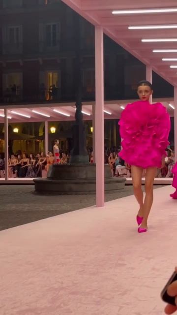 Carolina Herrera Весна-Лето 2026 смотреть онлайн