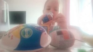 распаковка киндеров в каждом разный сюрприз страшный динозавр преследует нас!