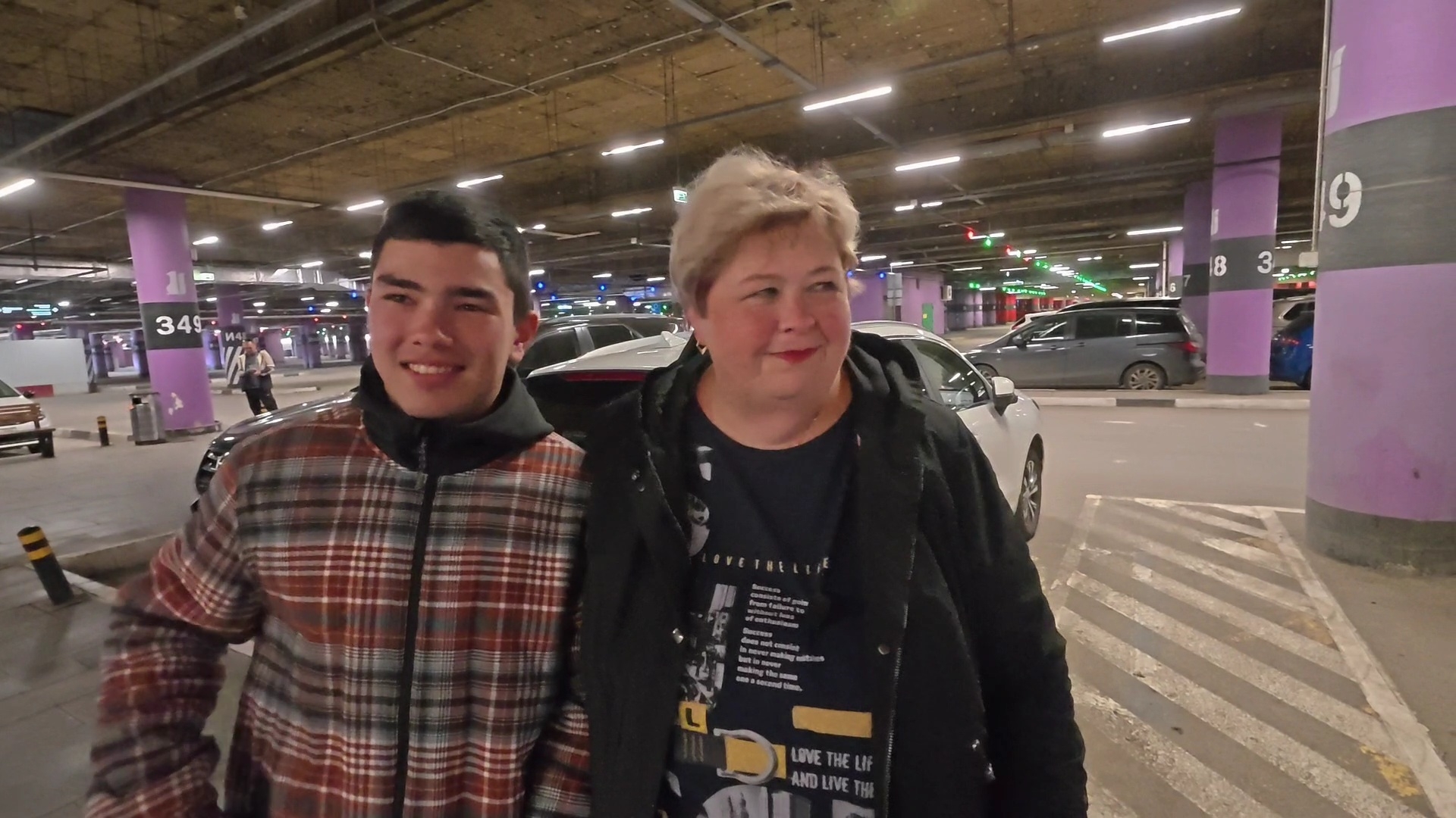 Сигнализация не давала спать. Пришлось убрать одну курочку. Урожай огурчиков ещё радует. смотреть онлайн