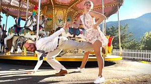 Dancing Boogie Woogie in a MINIATURE TOWN! - Sondre & Tanya. Танцы