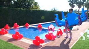 Гигантский осьминог в игровом домике Адама