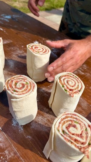 Лепешки с мясом и картофелем на огне