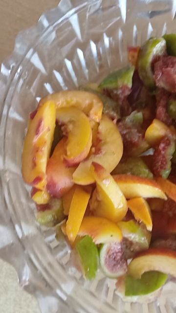 19.09.2025г. утро. Чернобаевы Людмила Павловна и Сын Данил будут завтракать фруктовый салат смотреть онлайн