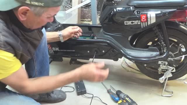 подключаем дополнительный аккумулятор на электроскутер смотреть онлайн