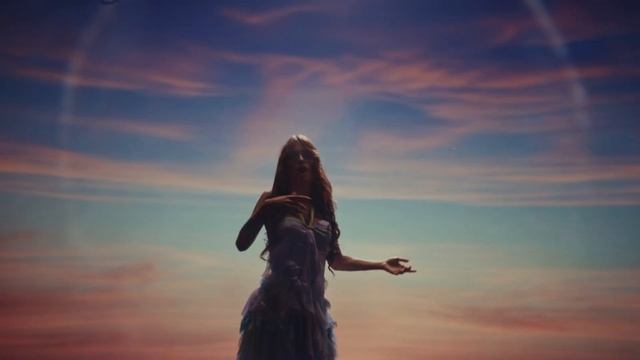 Официальный клип на песню "Under the Sign of Winx" клуб Винкс магия возвращается смотреть онлайн