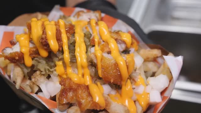 Лучшая картошка фри! 9 соусов, неограниченное количество заправок и бомба из топпингов! смотреть онлайн