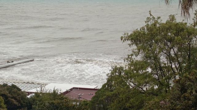 Шторм на море. Пляж Маяк Сочи смотреть онлайн