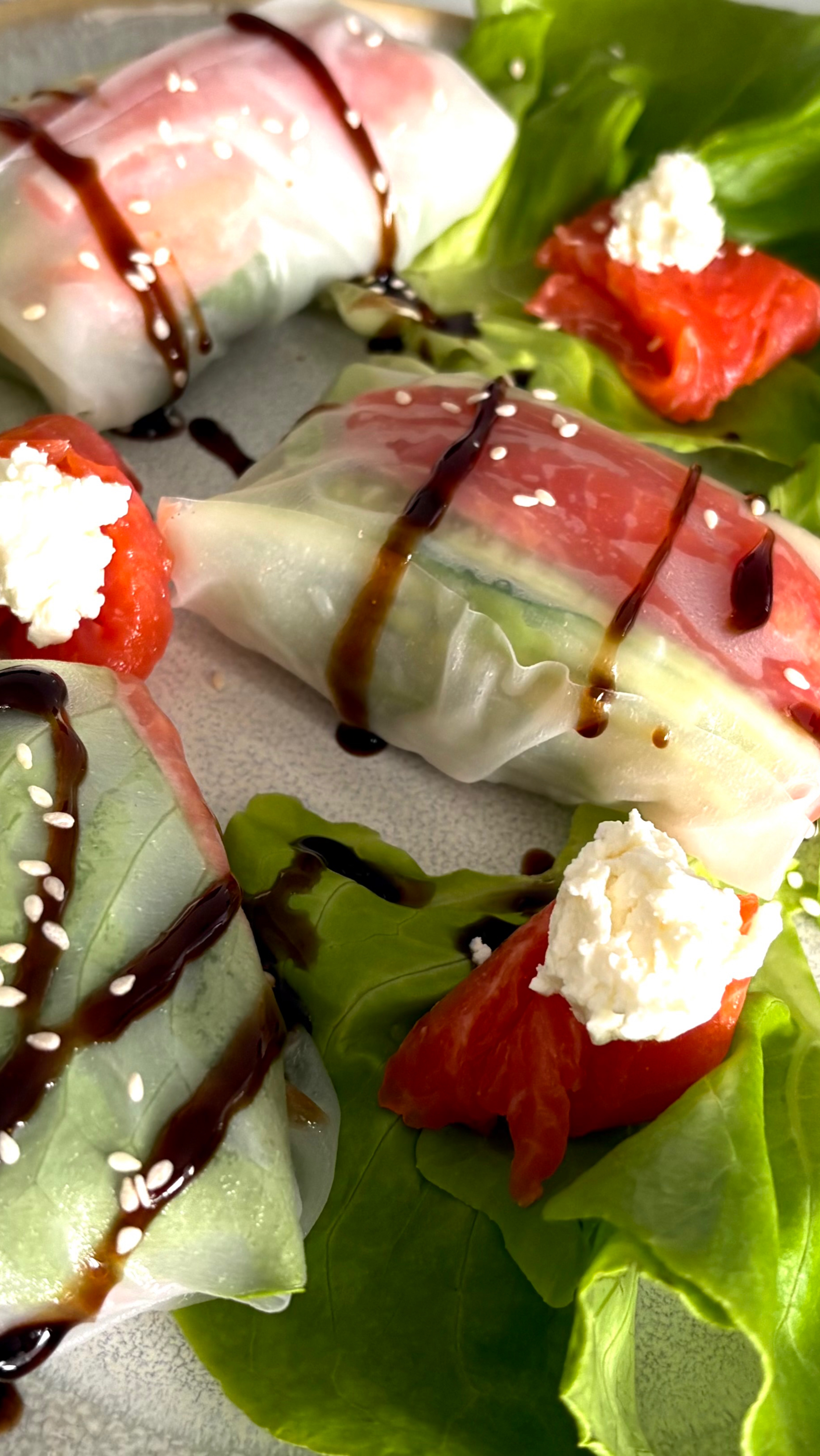 Спринг-роллы с лососем, авокадо и сливочным сыром