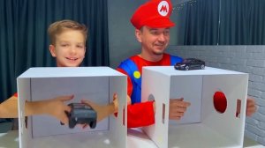 Марк изучает марки автомобилей с помощью игрушечных машинок