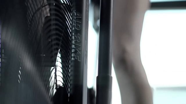 Велотренажер ASSAULT AirBike. Официальный трейлер. смотреть онлайн