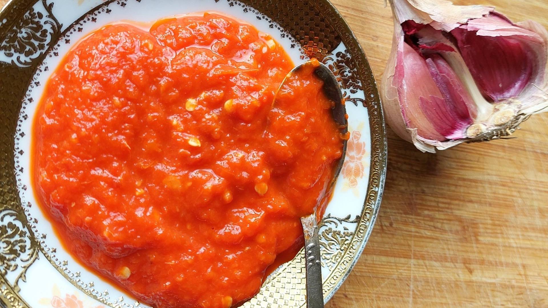 Соус из запеченных красных перцев. Пикантная приправа придётся по вкусу любителям остренького.