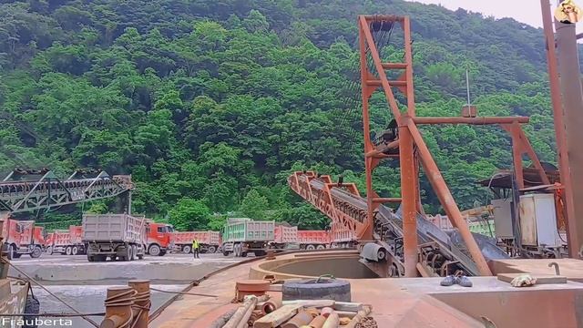 Строительство, разгрузка баржи со щебнем смотреть онлайн