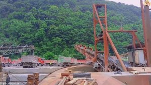 Строительство, разгрузка баржи со щебнем