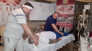 Как производить мануальную правку шеи, лежа лицом вверх? Обучение мануальной терапии у Олега Гудвина