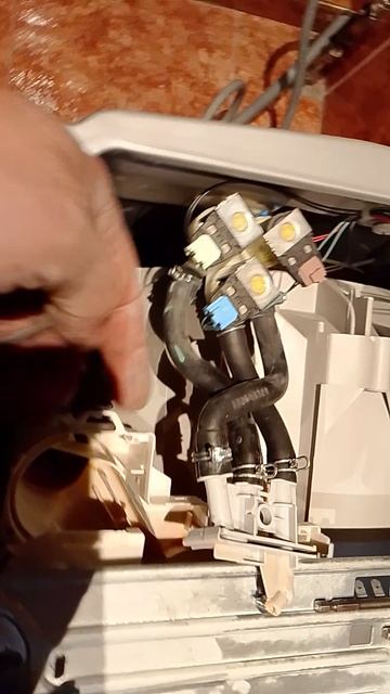 Стиральная машинка AEG ошибка Е10 плохо набирает воду, решено...