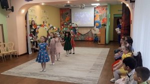 2025 танец с цветочными дугами