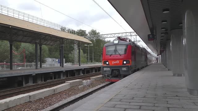 Электровоз ЭП20-015 (ТЧЭ-6) со скорым поездом "Двухэтажный состав" № 063Й Самара - Санкт-Петербург. смотреть онлайн