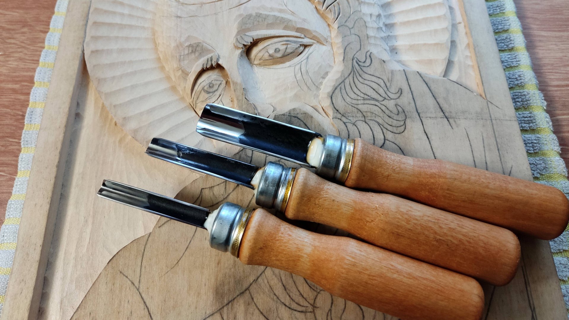 Три стамески для резьбы по дереву со скошенной кромкой смотреть онлайн