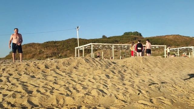 Купаемся в лучах вечернего солнца на Бугазской косе осенью. смотреть онлайн