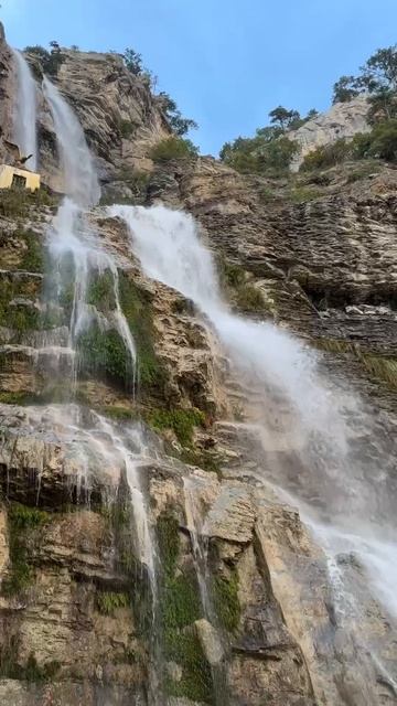 Водопад Учан-Су над Ялтой наполнился водой после дождей в Крыму смотреть онлайн